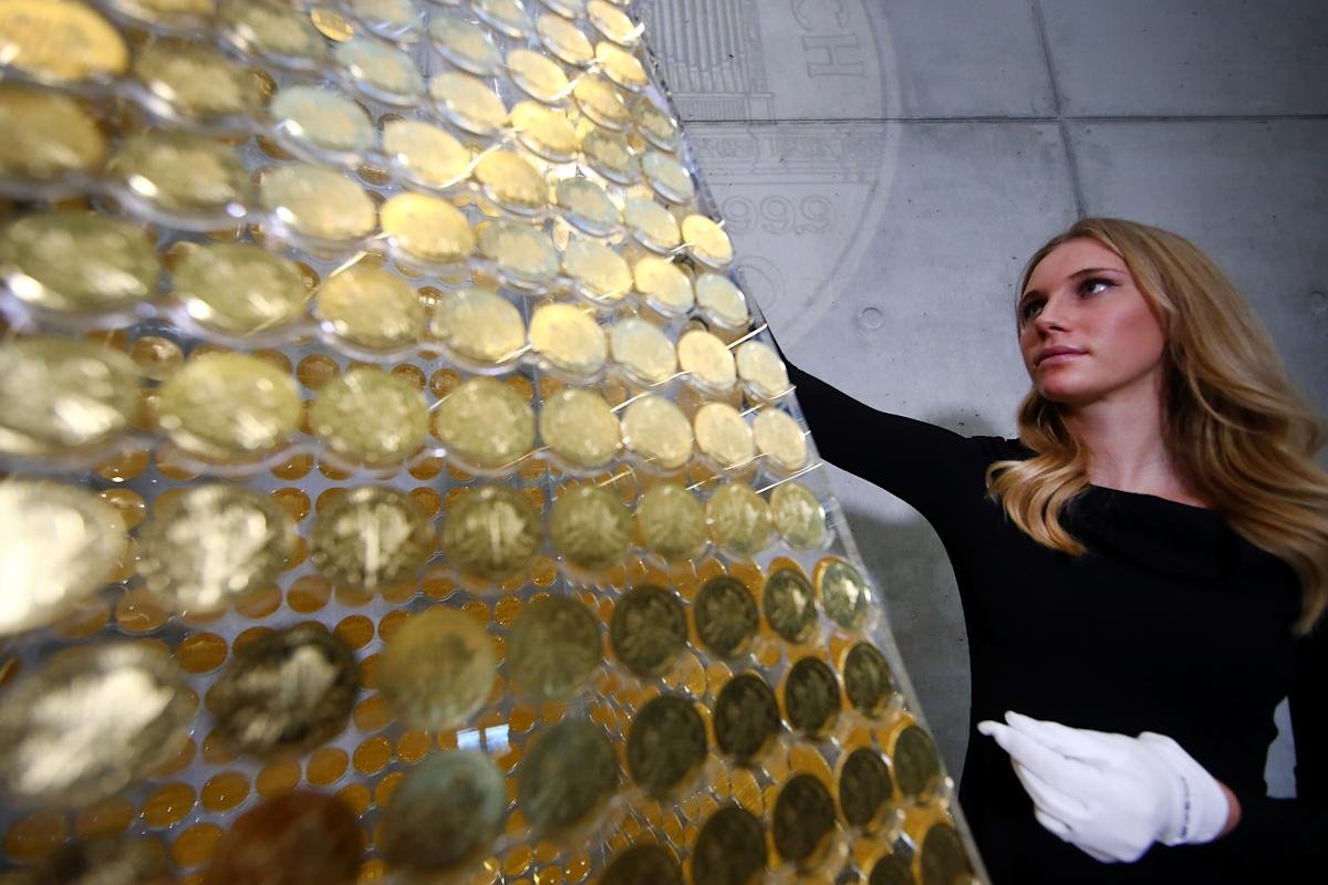 Gold bars with us and venezuela flags