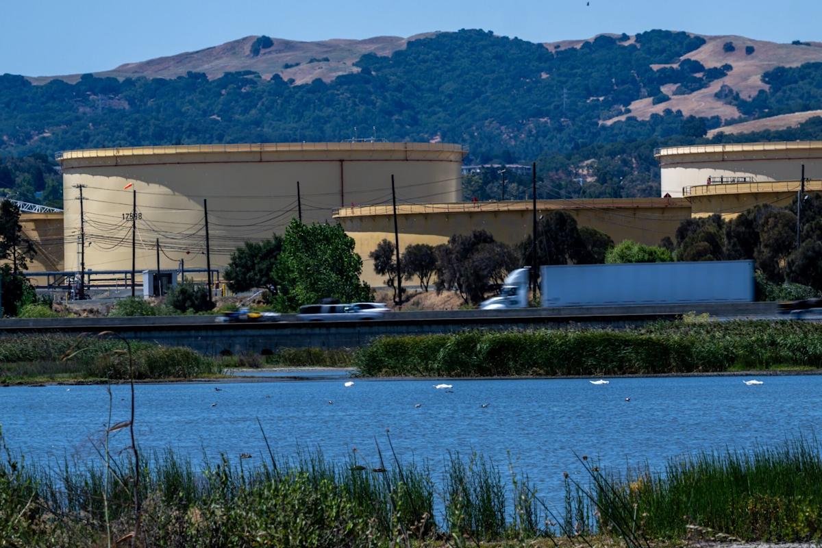 Oil prices decline amidst global glut concerns